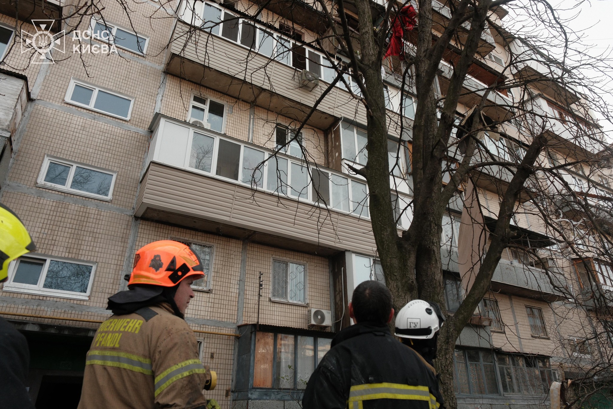 У Деснянському районі кінологи з собаками та ДСНСники шукають людей під завалами - фото 7