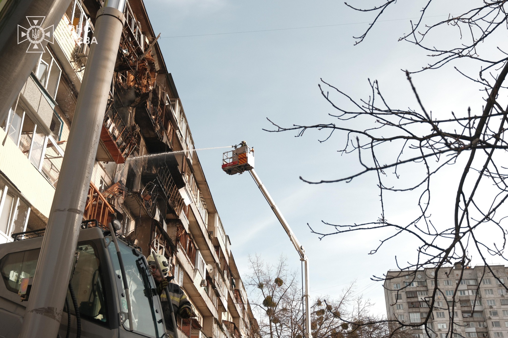 У Деснянському районі кінологи з собаками та ДСНСники шукають людей під завалами - фото 9