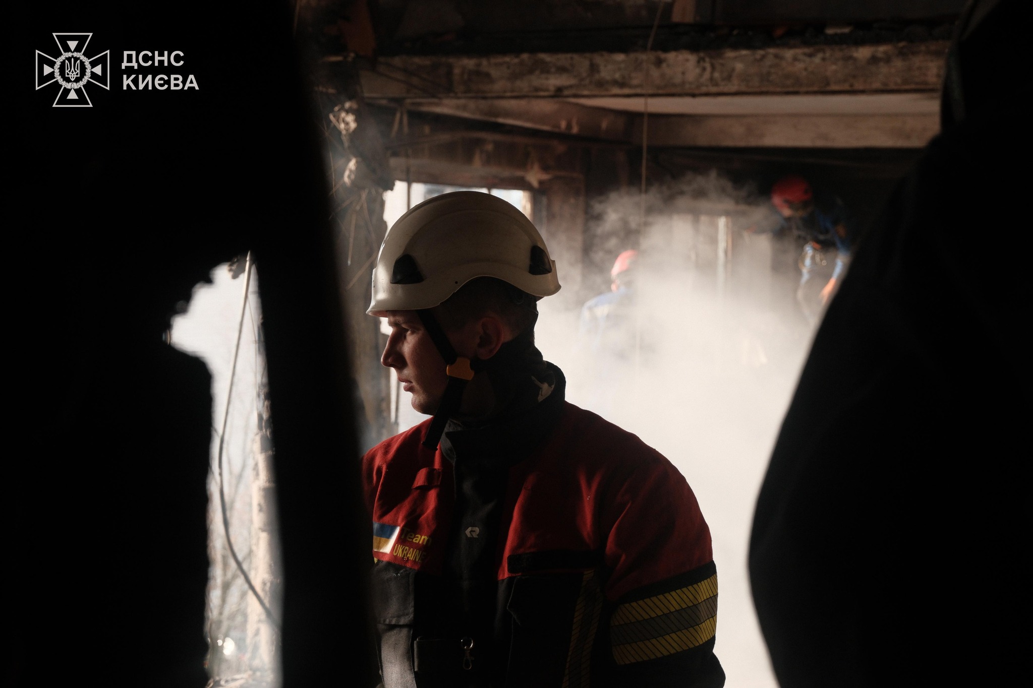 У Деснянському районі кінологи з собаками та ДСНСники шукають людей під завалами - фото 10