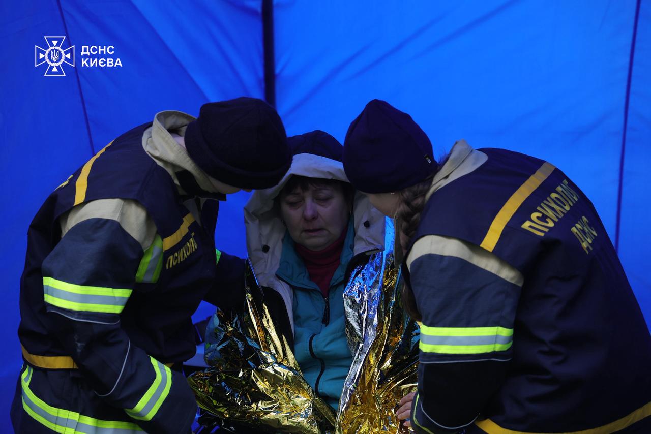 У Деснянському районі кінологи з собаками та ДСНСники шукають людей під завалами - фото 12