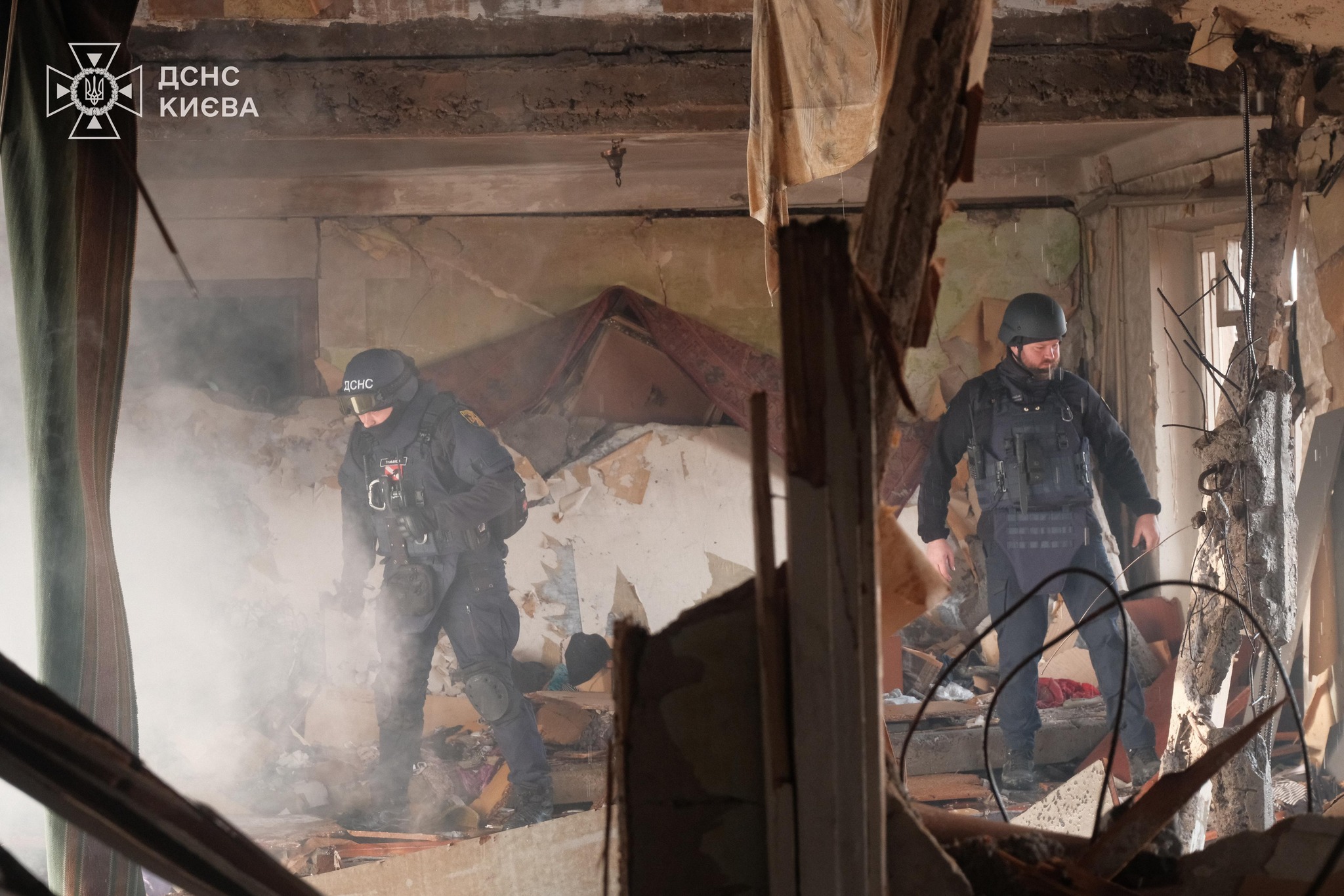 У Деснянському районі кінологи з собаками та ДСНСники шукають людей під завалами - фото 13