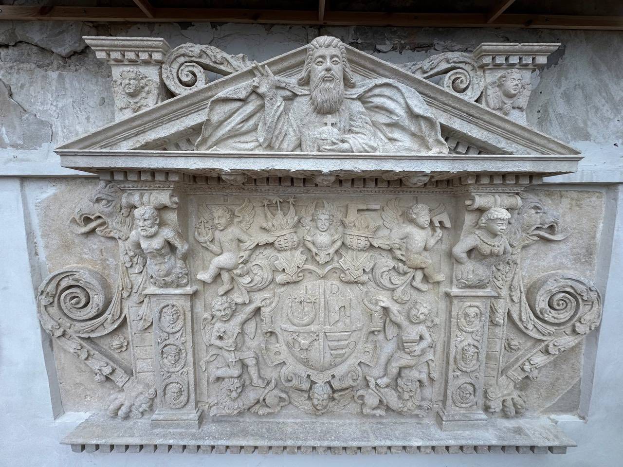 В Олеському замку, де народився король, відреставрували гербовий картуш