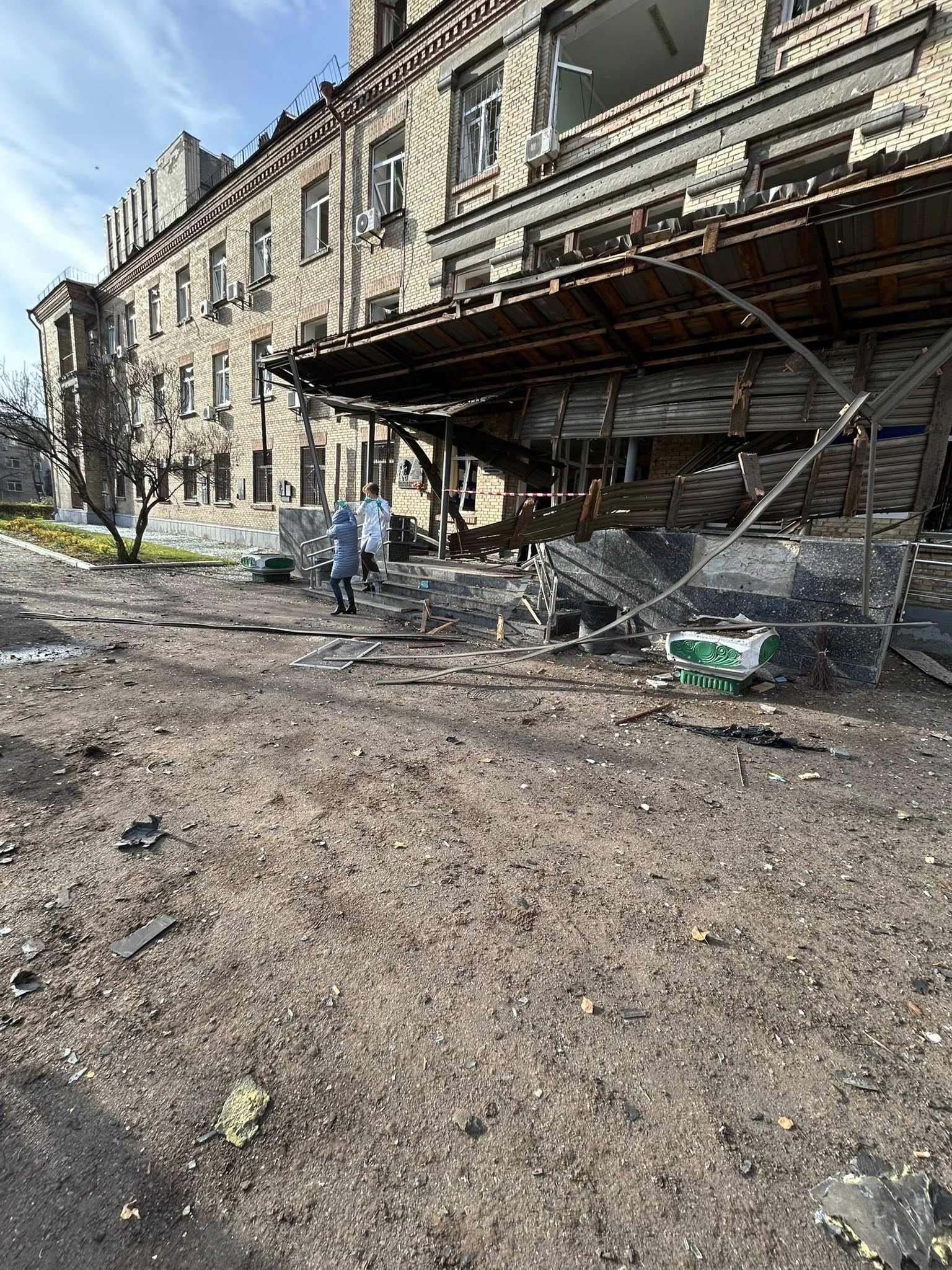 У Києві пошкоджено медичну установу, пацієнтів встигли перевести до інших корпусів - фото 2