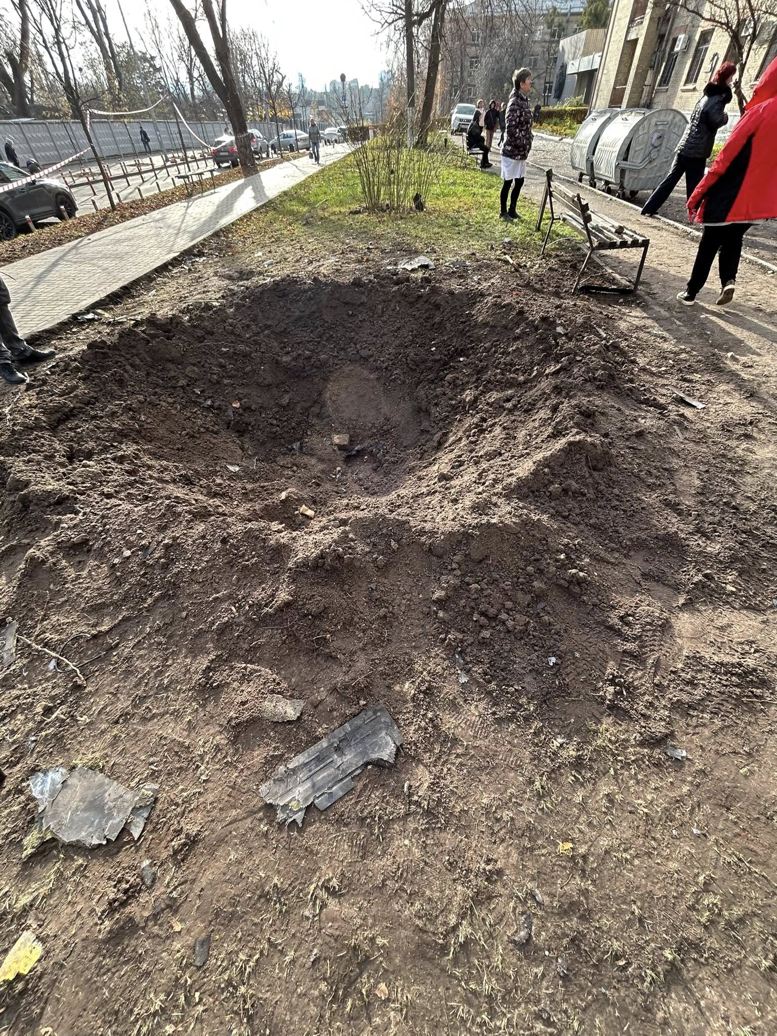 У Києві пошкоджено медичну установу, пацієнтів встигли перевести до інших корпусів - фото 3