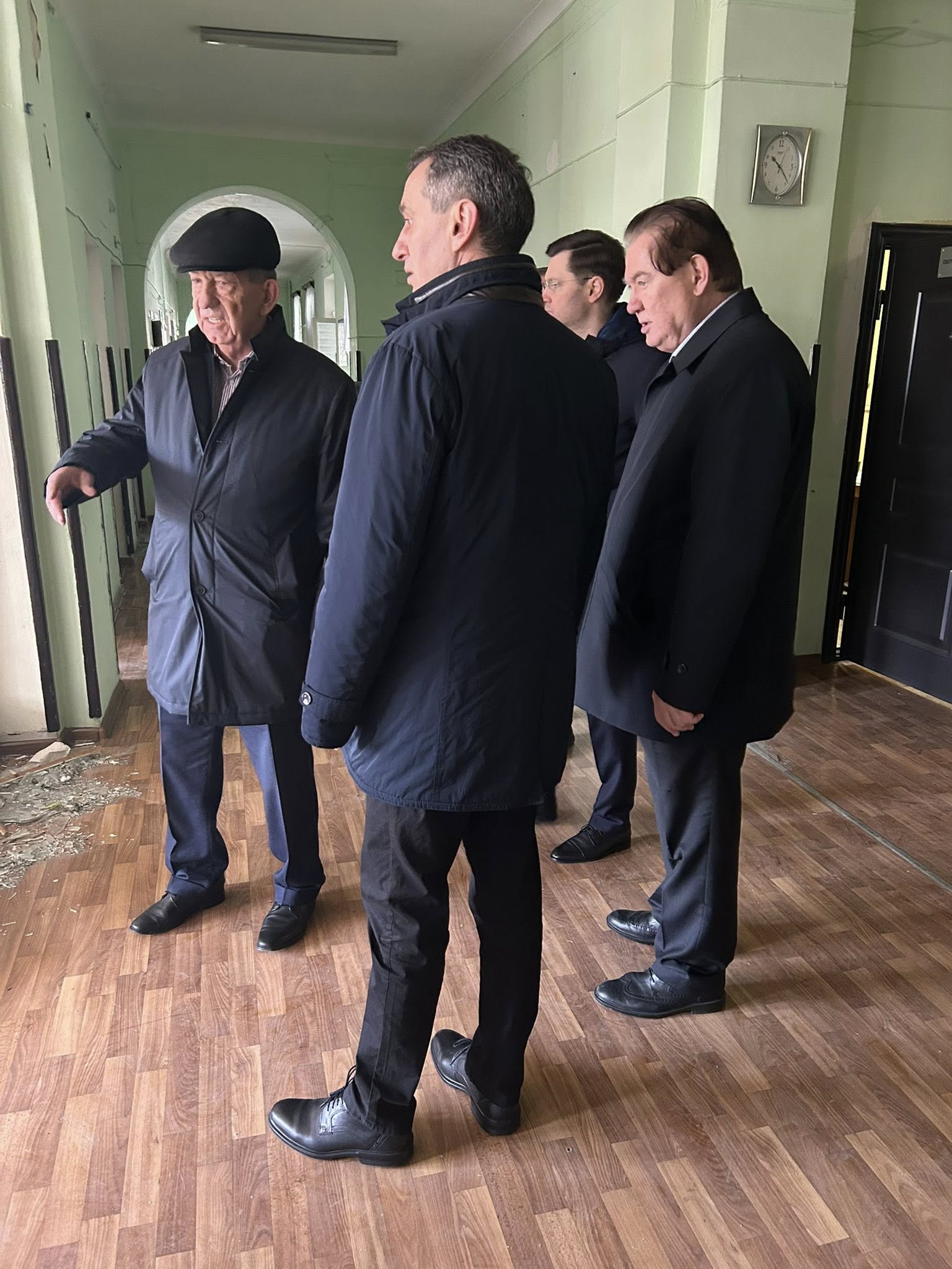 У Києві пошкоджено медичну установу, пацієнтів встигли перевести до інших корпусів - фото 4