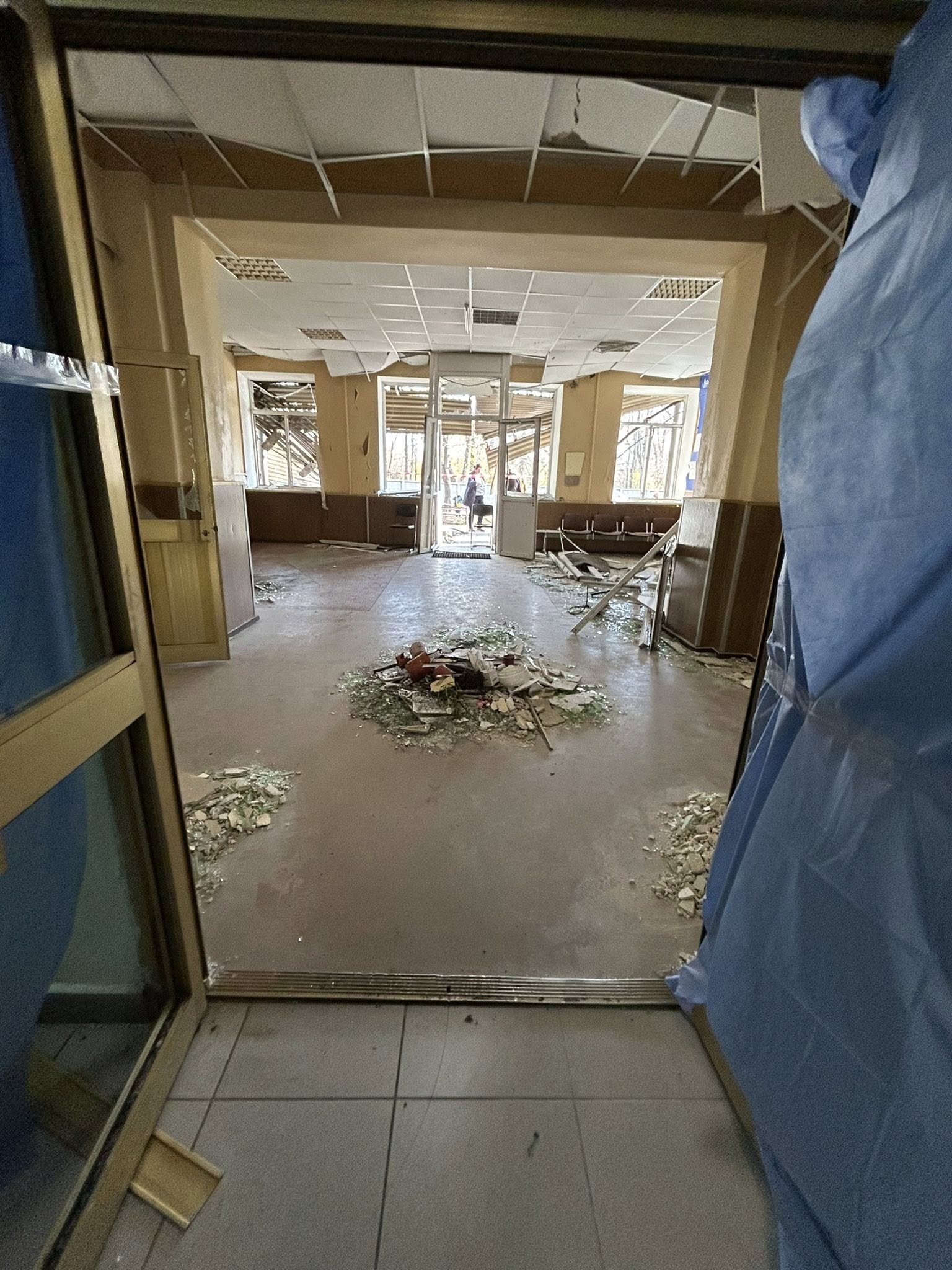 У Києві пошкоджено медичну установу, пацієнтів встигли перевести до інших корпусів - фото 5