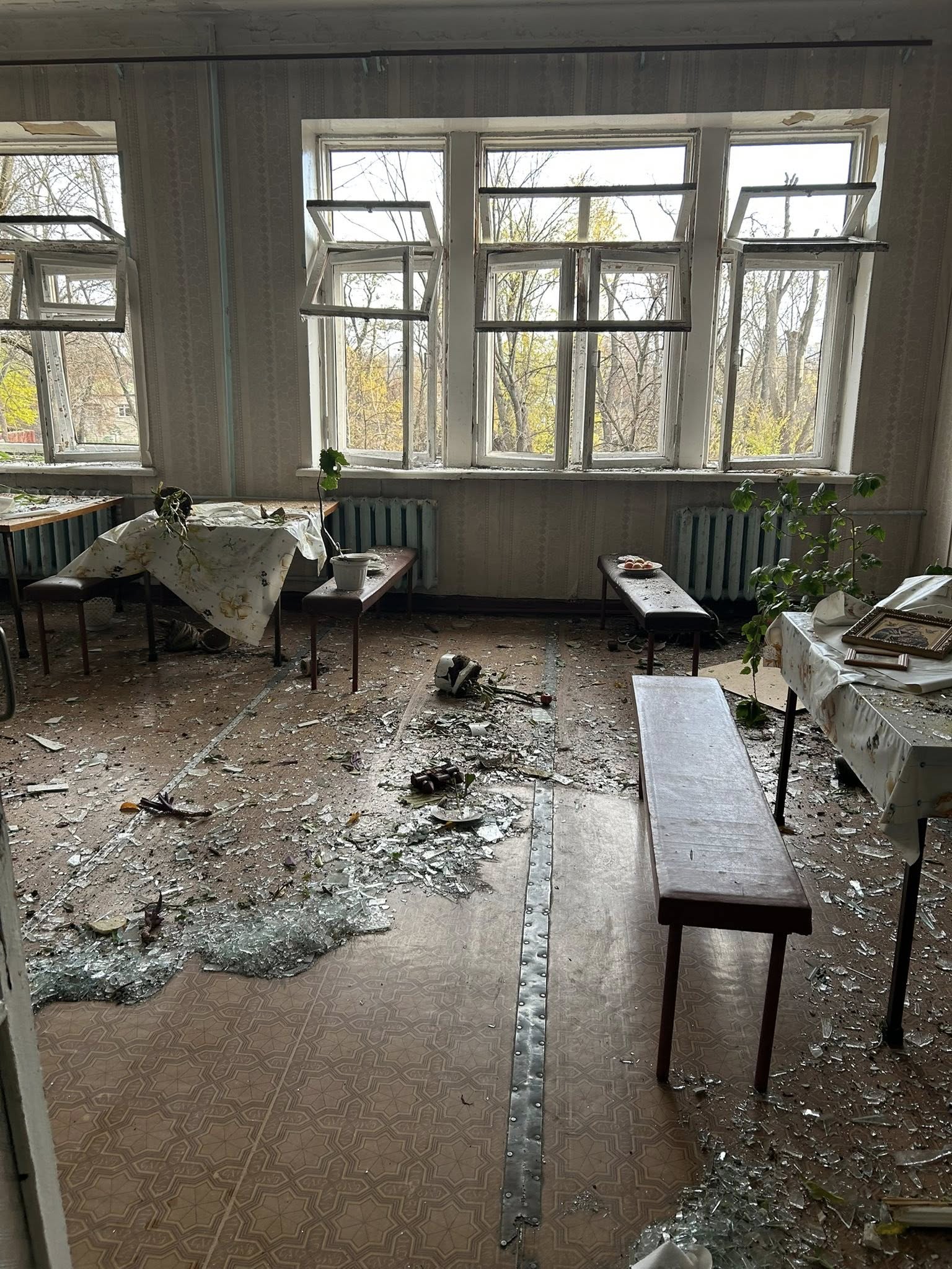 У Києві пошкоджено медичну установу, пацієнтів встигли перевести до інших корпусів - фото 6