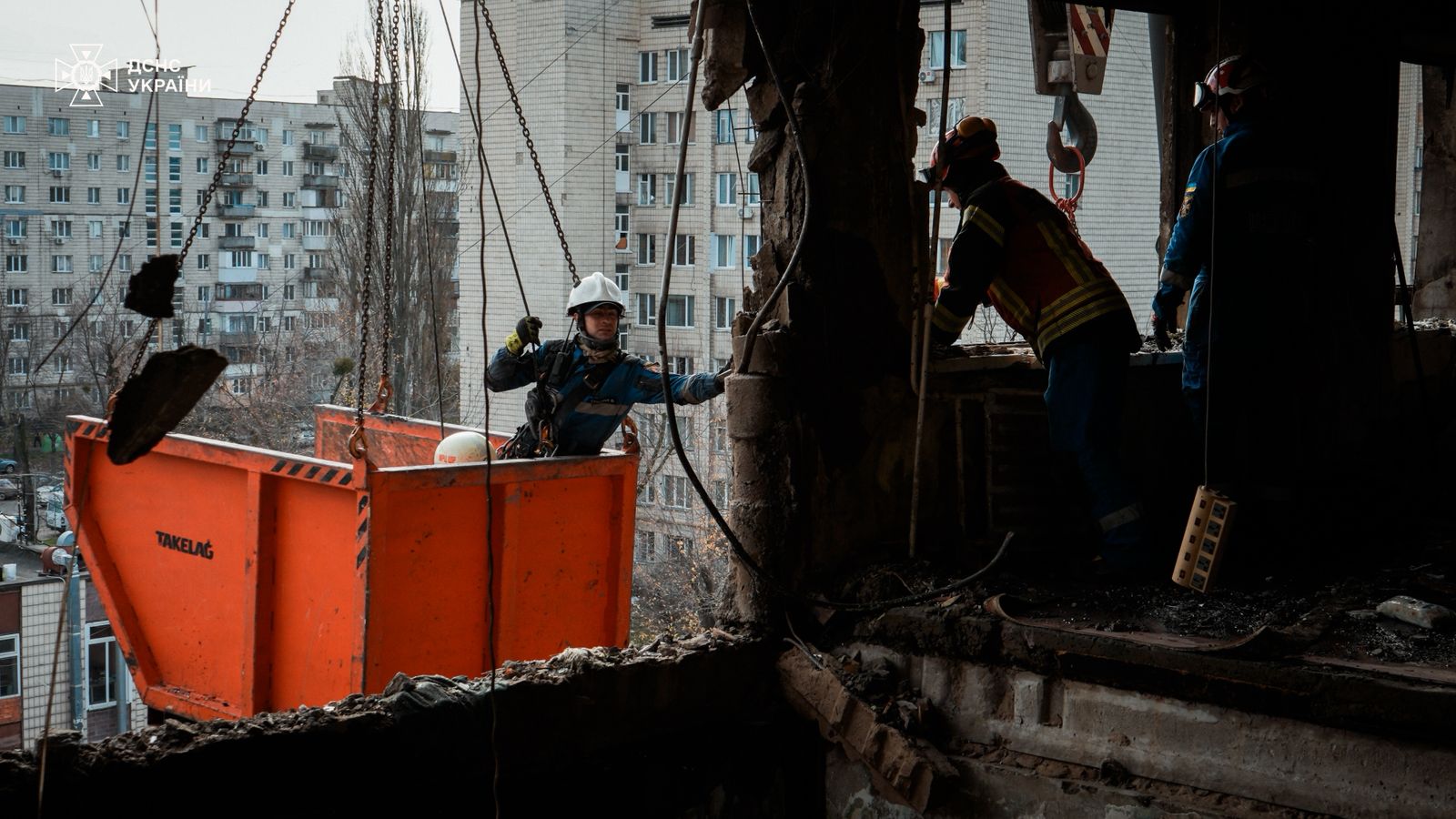 У Києві вже 6 загиблих: розбір завалів триває