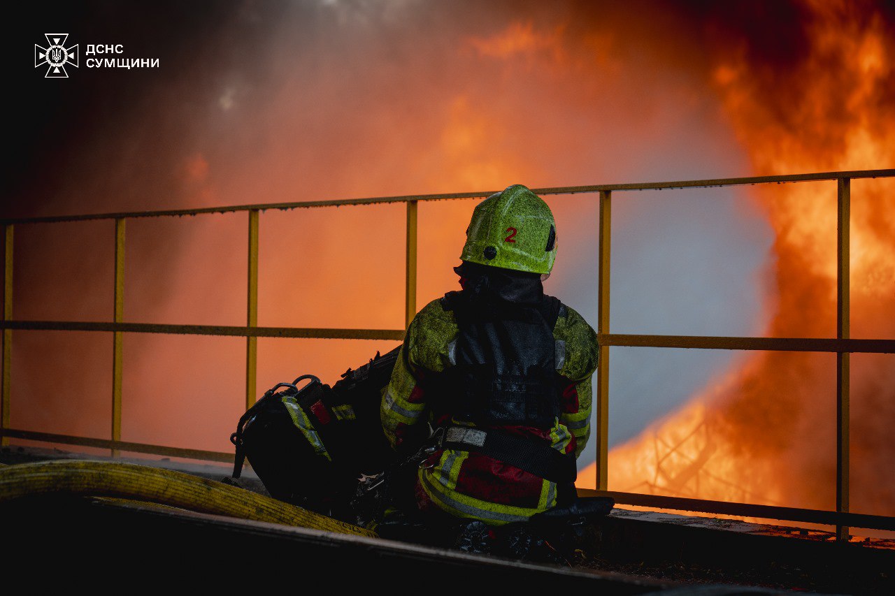 Ліквідували масштабну пожежу в Сумах, куди прилетів протикорабельний «Циркон». Фото