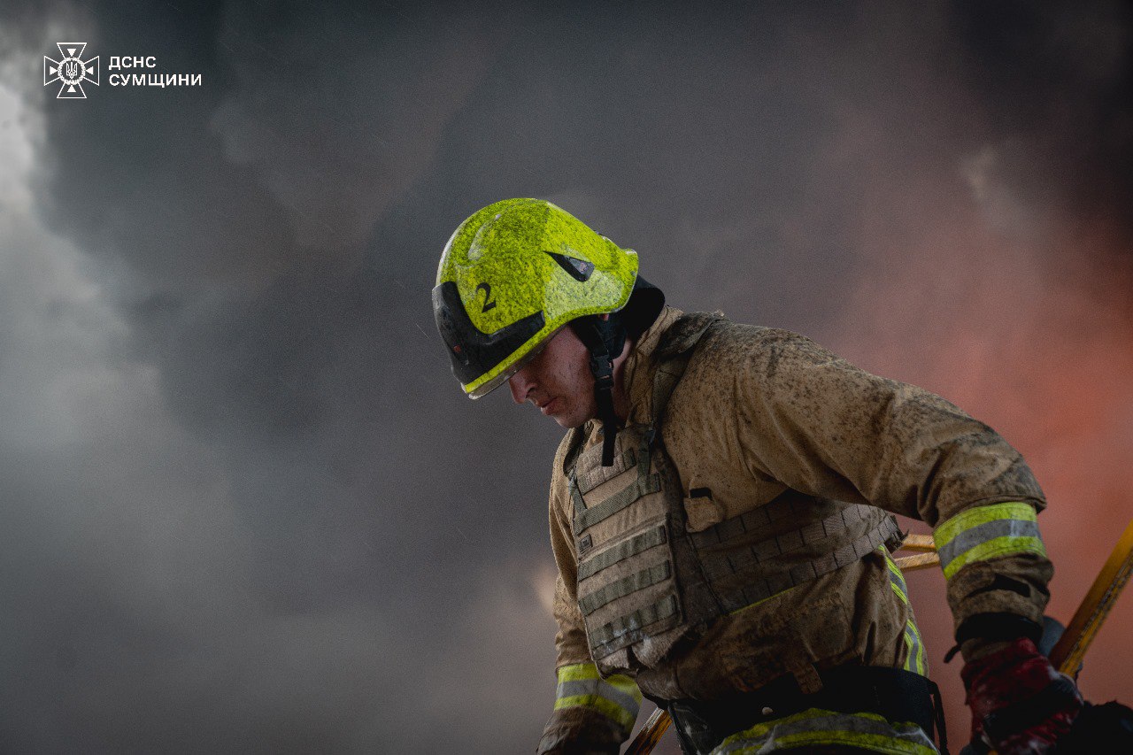 Ліквідували масштабну пожежу в Сумах, куди прилетів протикорабельний «Циркон». Фото - фото 8