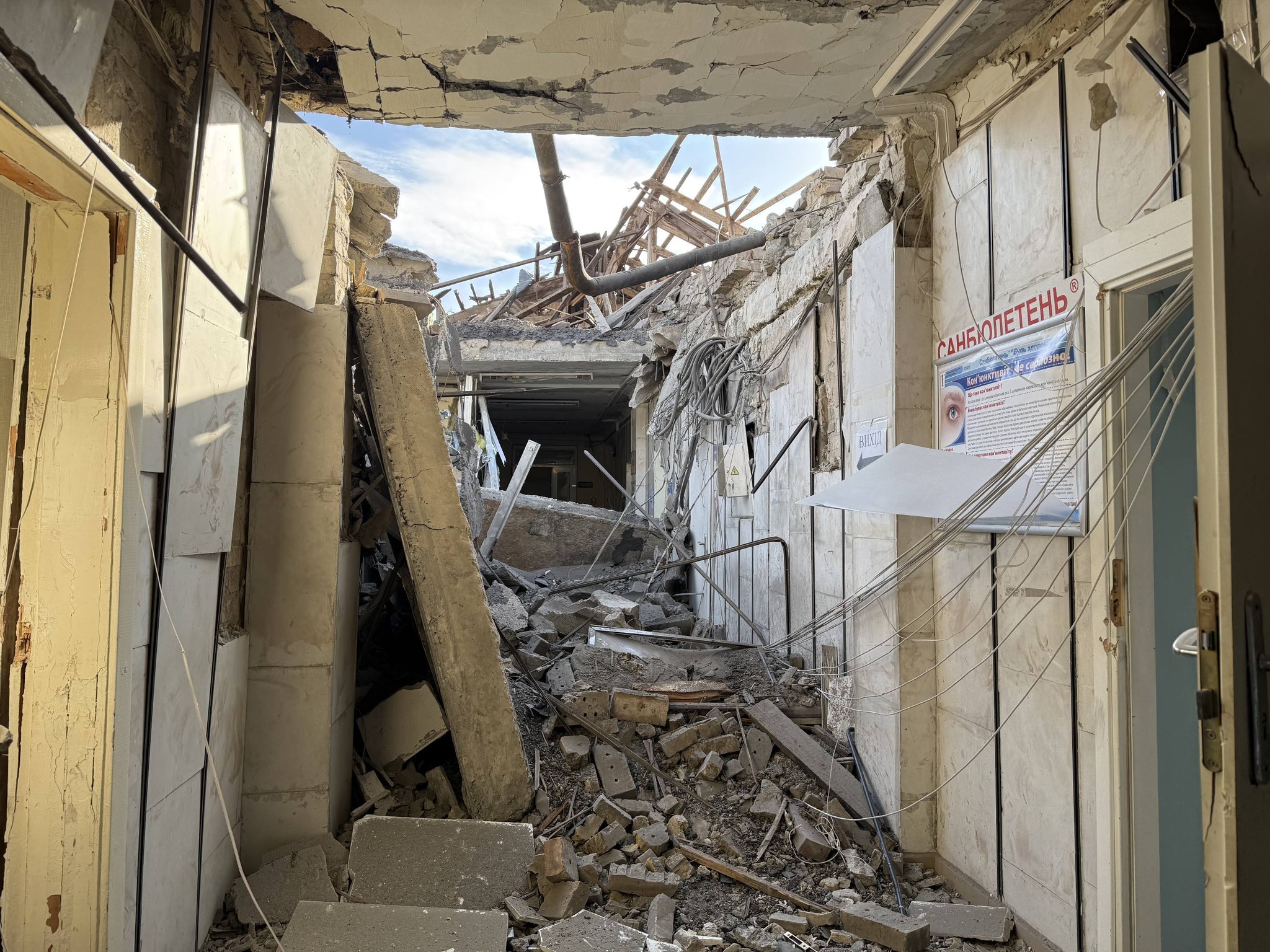 У Києві пошкоджено консультативно-діагностичний центр Подільського району - фото 2