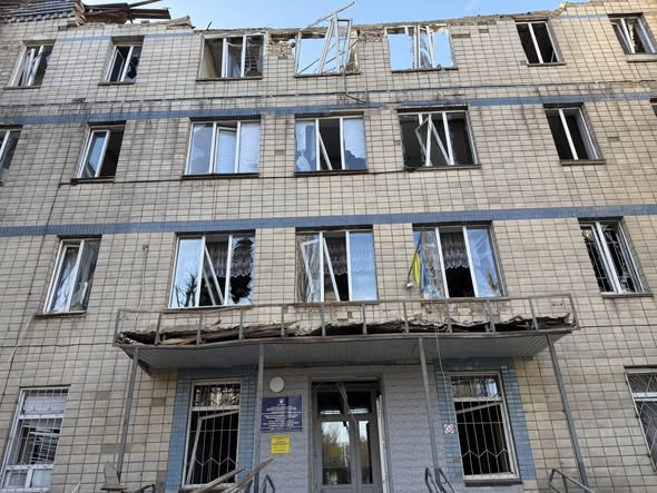 У Києві пошкоджено консультативно-діагностичний центр Подільського району - фото 3