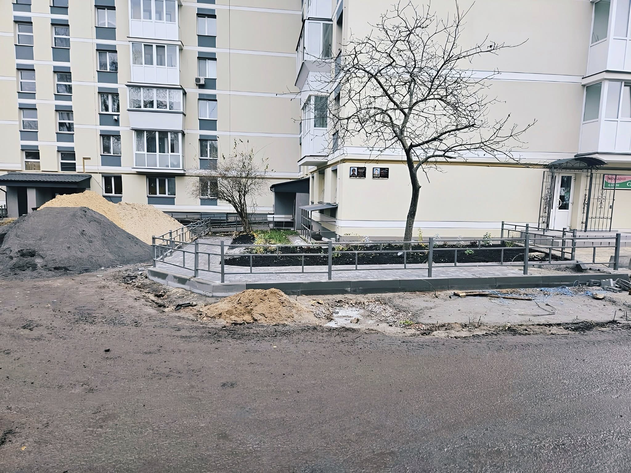 У Бучі на Яблунській триває відновлення пошкодженої дев’ятиповерхівки