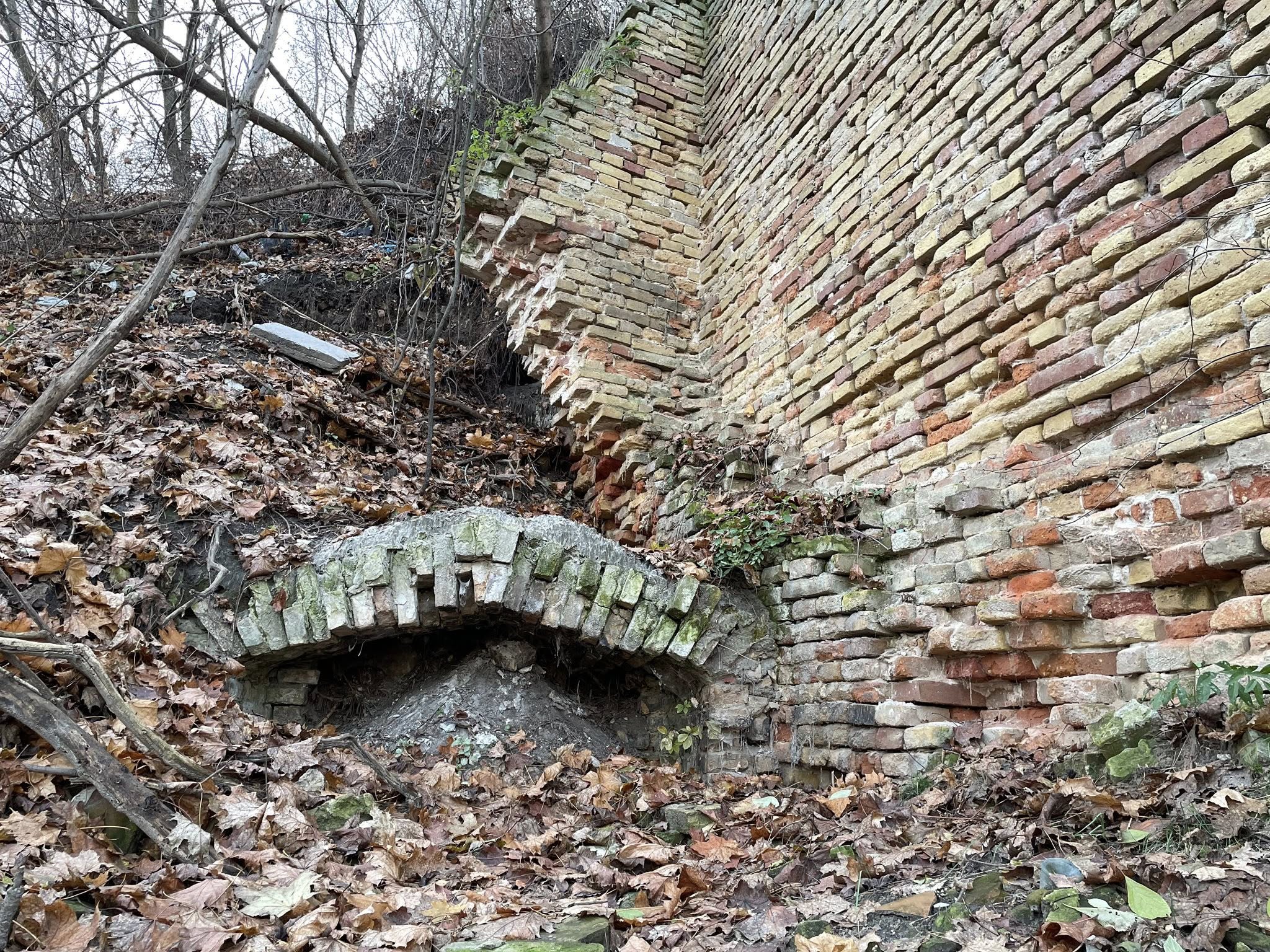 Склепіння, мур та невідомі підземелля: дослідники шокували знахідками на горі у Києві