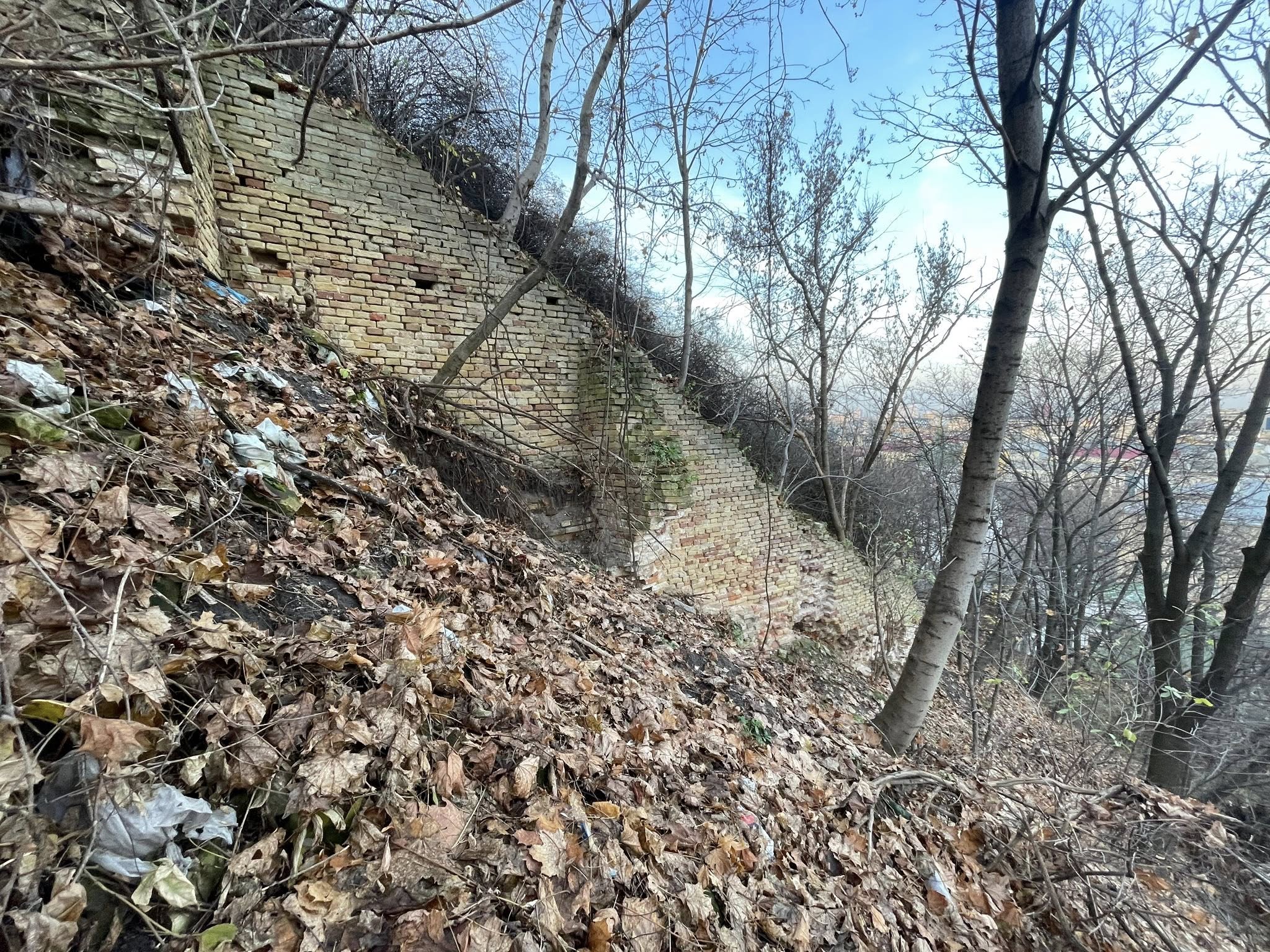 Склепіння, мур та невідомі підземелля: дослідники шокували знахідками на горі у Києві - фото 2