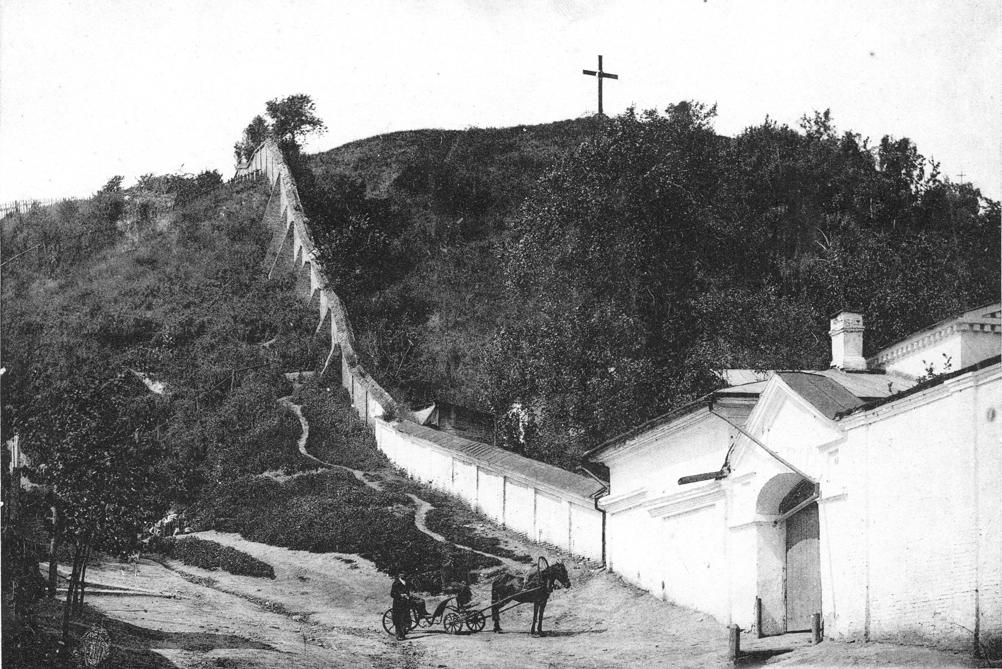 Склепіння, мур та невідомі підземелля: дослідники шокували знахідками на горі у Києві - фото 3