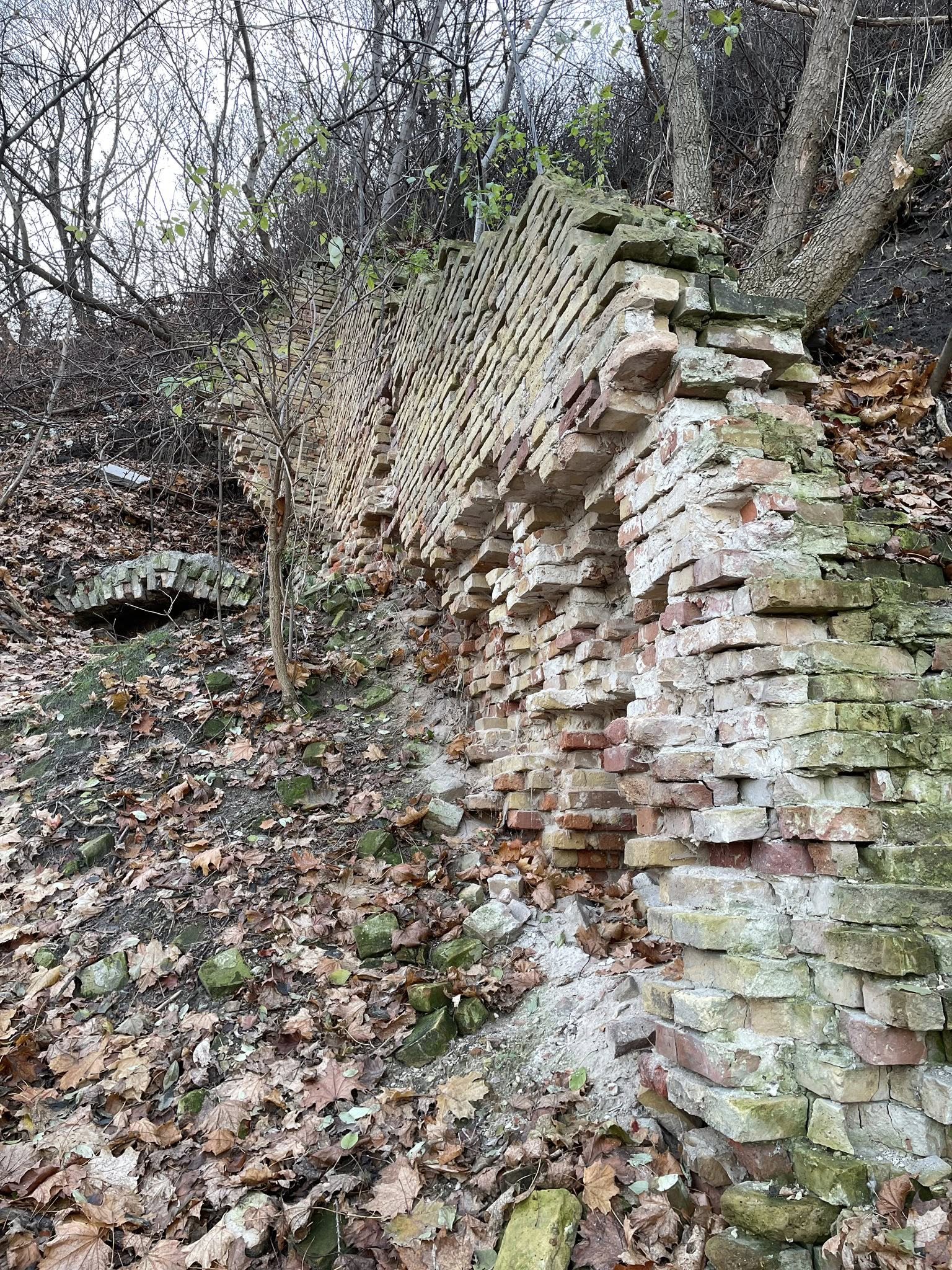 Склепіння, мур та невідомі підземелля: дослідники шокували знахідками на горі у Києві - фото 6