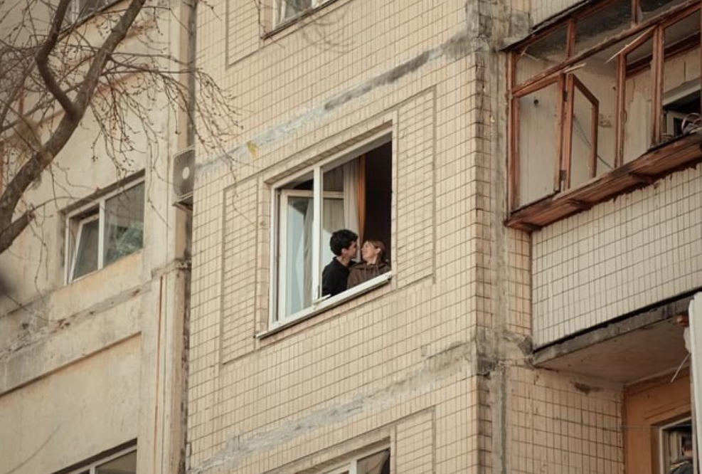 Фото закоханих у пошкодженій київській багатоповерхівці, що вразило мережу: деталі - фото 2