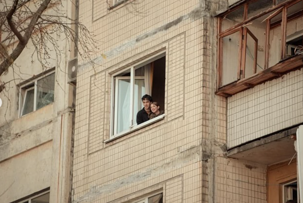 Фото закоханих у пошкодженій київській багатоповерхівці, що вразило мережу: деталі - фото 3