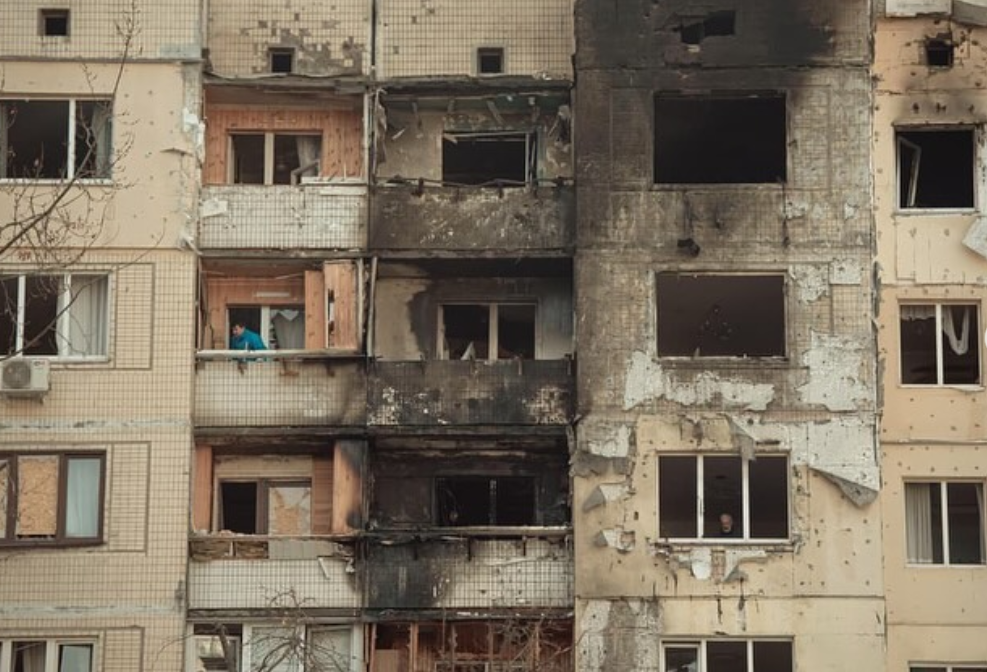 Фото закоханих у пошкодженій київській багатоповерхівці, що вразило мережу: деталі - фото 4