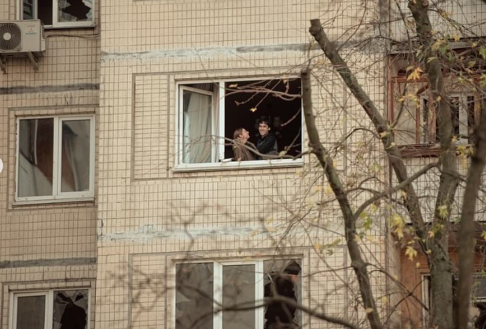 Фото закоханих у пошкодженій київській багатоповерхівці, що вразило мережу: деталі - фото 5