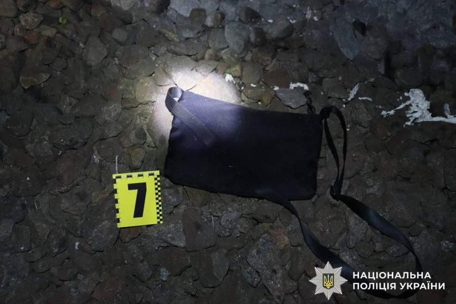 У Вінниці вантажний потяг збив чоловіка, поліція просить допомогти встановити його особу