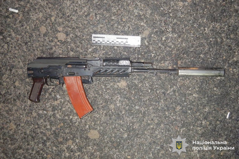 На Вінниччині чоловік незаконно перевозив автомат у багажнику авто - фото 2