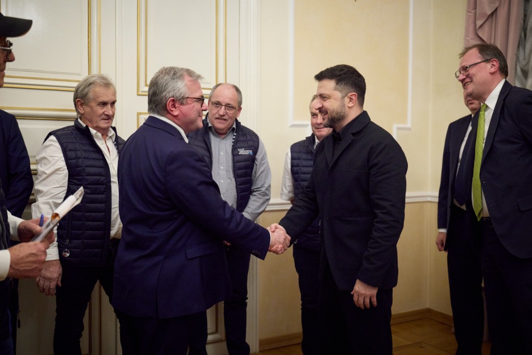 Президент зустрівся з французькими рибалками, які забезпечують українські міста антидроновими сітками