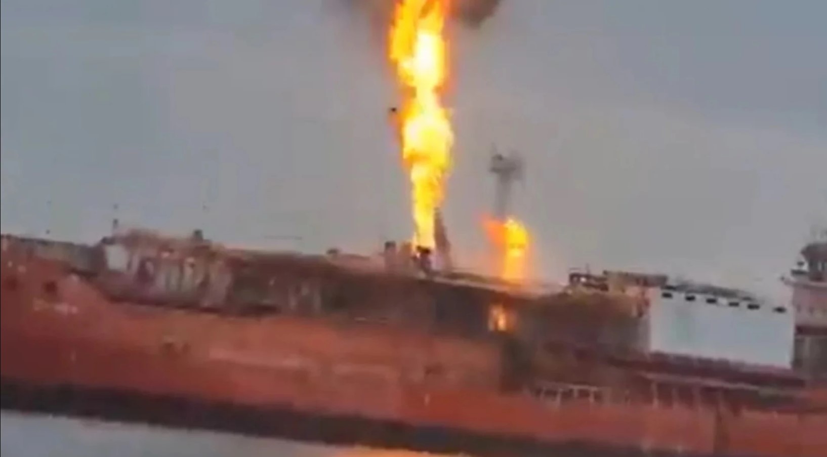 Загасили корабель на Одещині, через який евакуювали румунське село