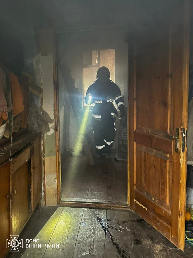 Навантажувач, хати та споруда з сіном горіли на Вінниччині - фото 3