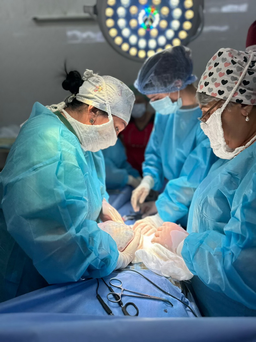 Вінницькі лікарі видалили 18-кілограмову пухлину у пацієнтки