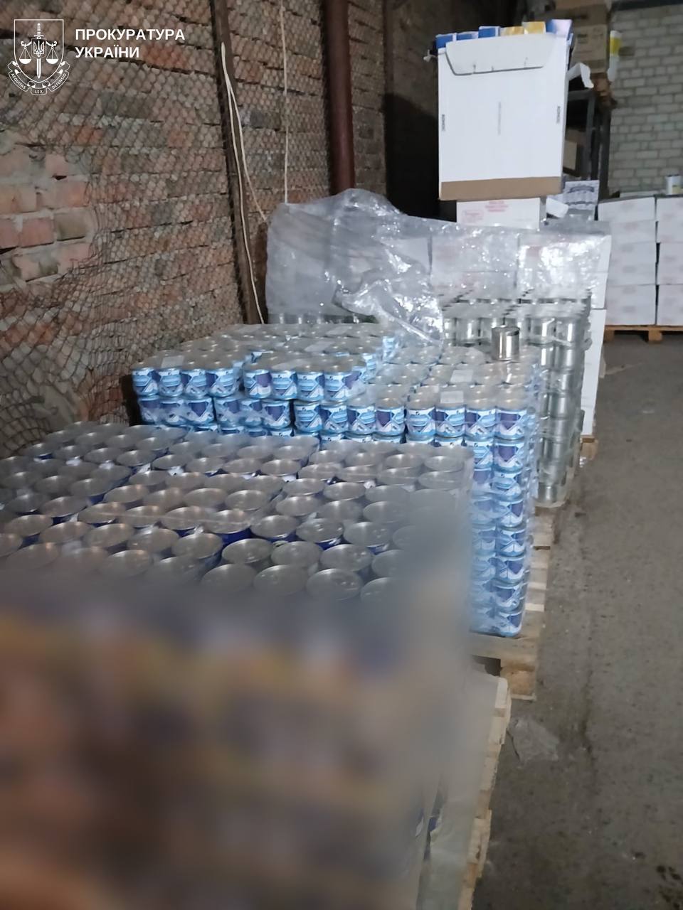 Контрафактні пластівці, консерви й згущене молоко: на Київщині ліквідували підпільне виробництво.