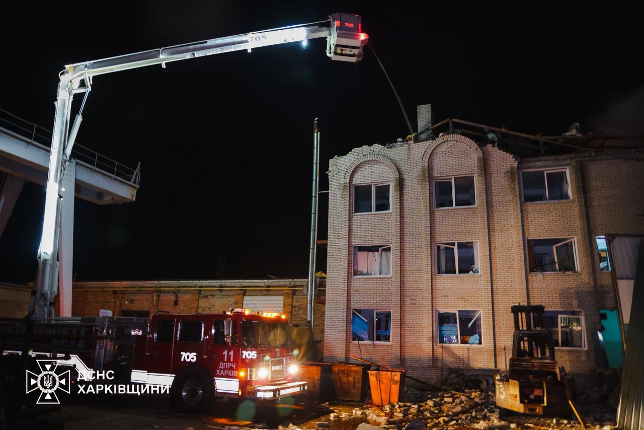 Пожежі вирували у Харкові внаслідок обстрілу, багато постраждалих