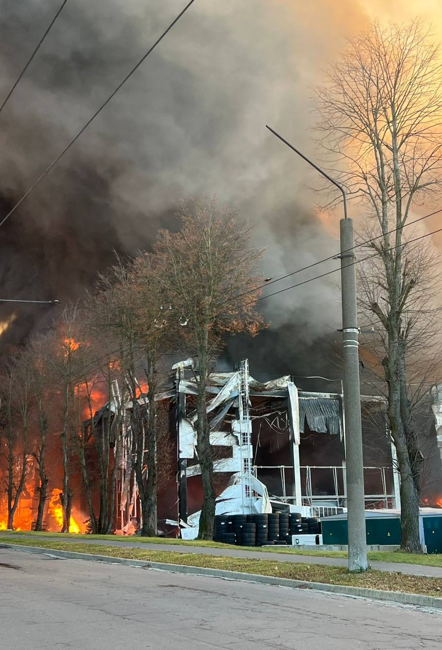 У Львові перевіряють повітря через сильне задимлення вналсідок обстрілу