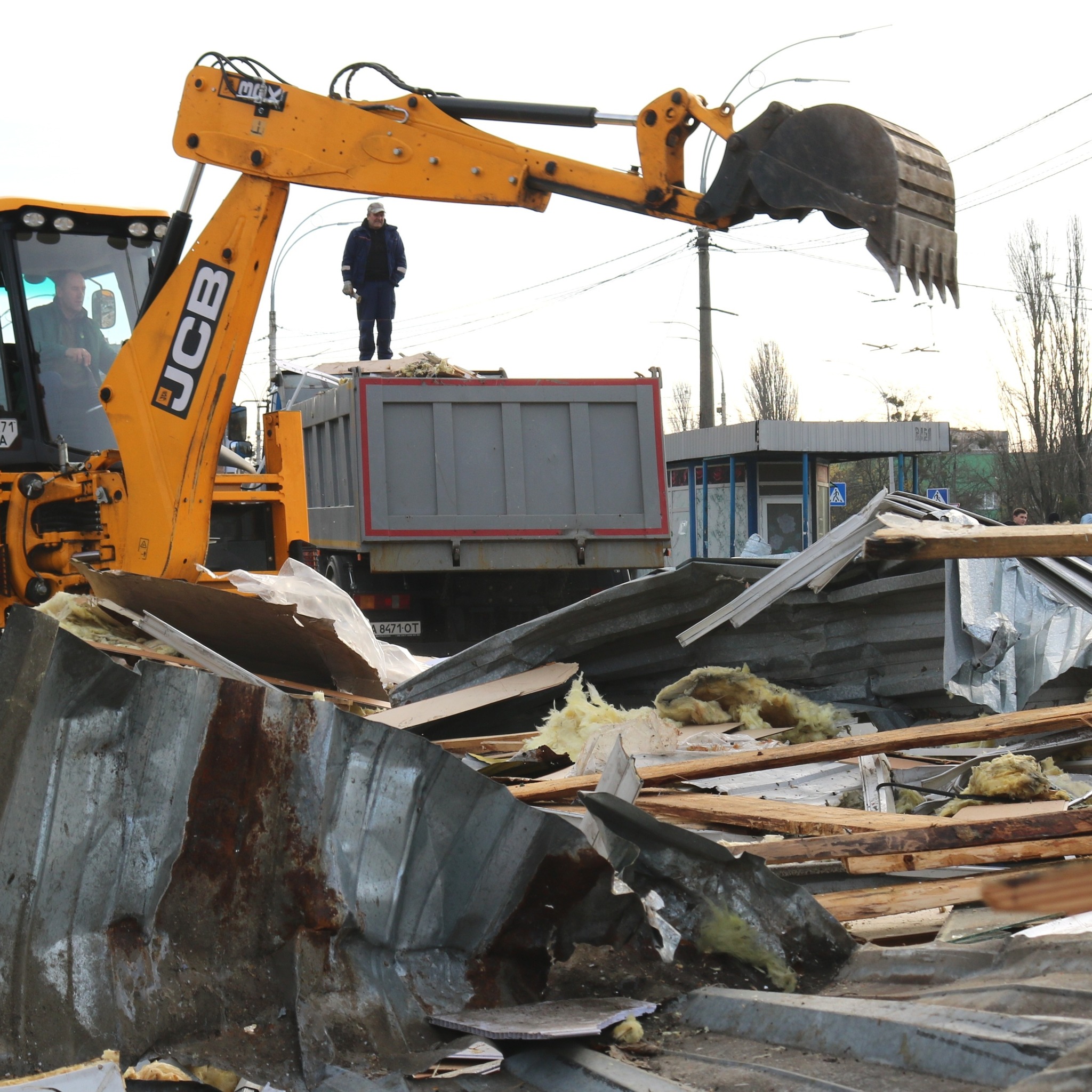 На Виноградарі з рекордною швидкістю демонтували ринок