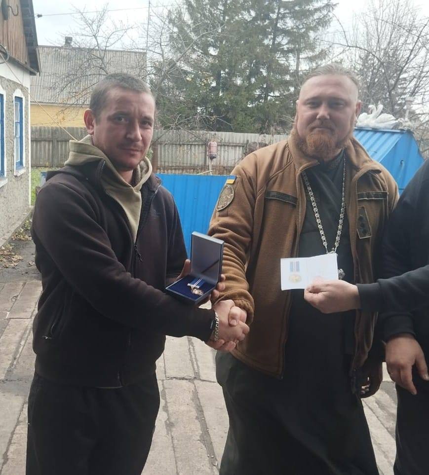 З благословіння митрополита Епіфанія бійцям вінницької бригади вручили відзнаки - фото 2