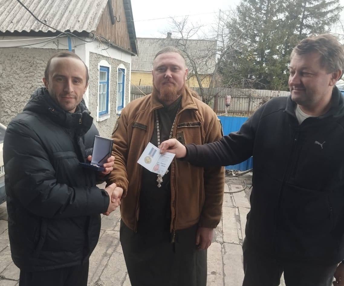 З благословіння митрополита Епіфанія бійцям вінницької бригади вручили відзнаки - фото 3