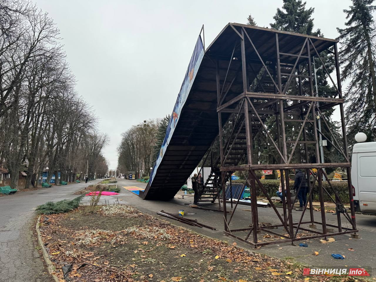 Тюбінг-гірку для поїздок з «вітерцем» встановлюють у центральному парку Вінниці - фото 6