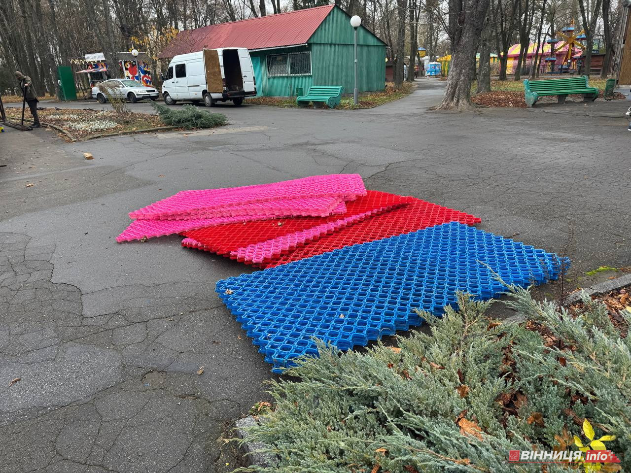 Тюбінг-гірку для поїздок з «вітерцем» встановлюють у центральному парку Вінниці - фото 3