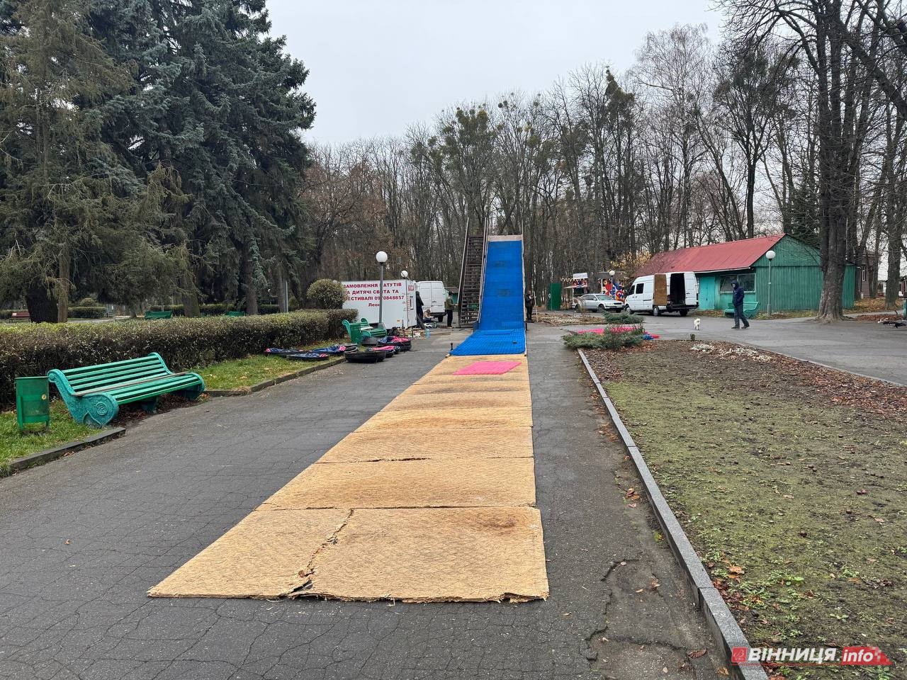 Тюбінг-гірку для поїздок з «вітерцем» встановлюють у центральному парку Вінниці - фото 4
