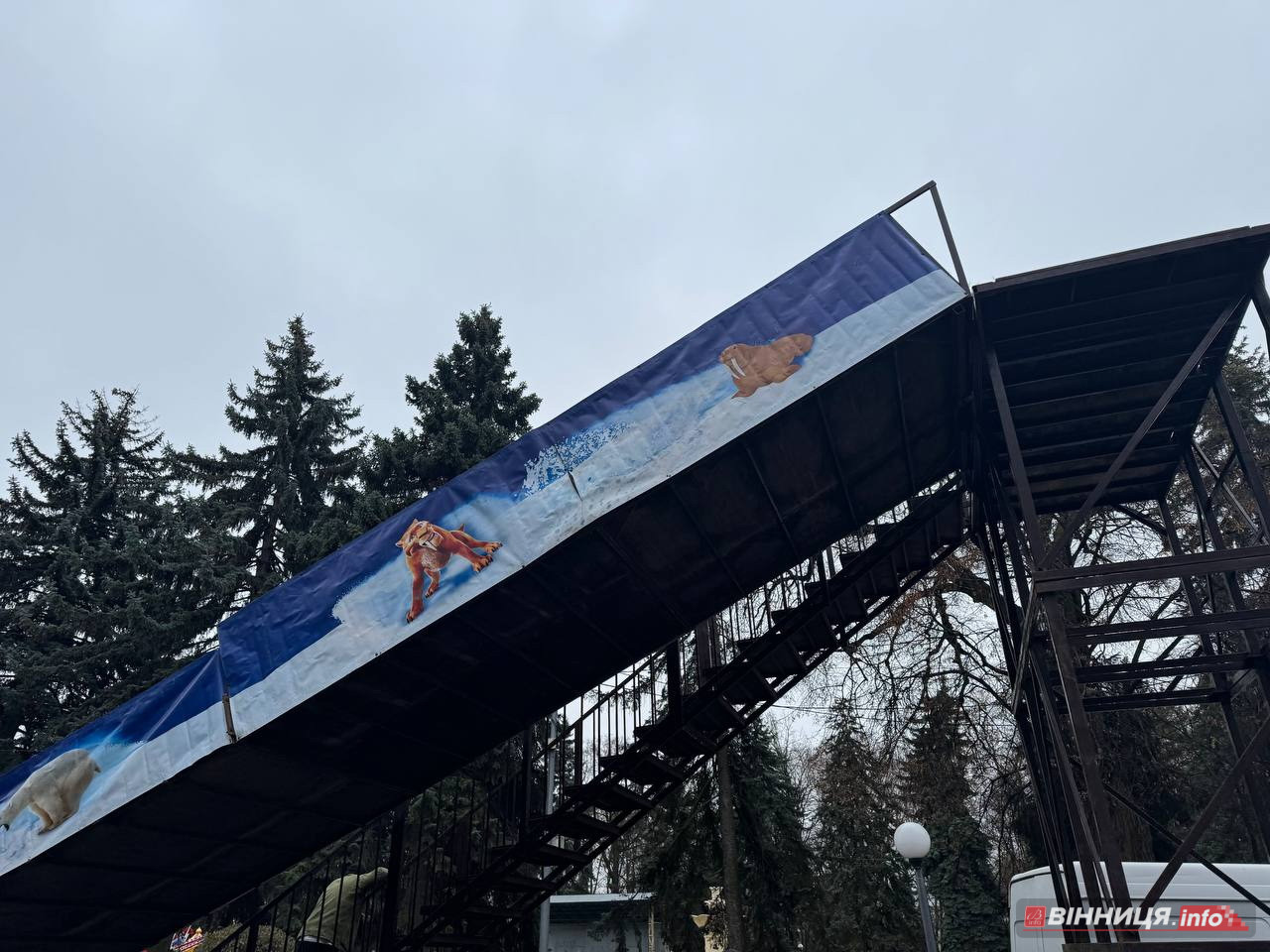 Тюбінг-гірку для поїздок з «вітерцем» встановлюють у центральному парку Вінниці - фото 7