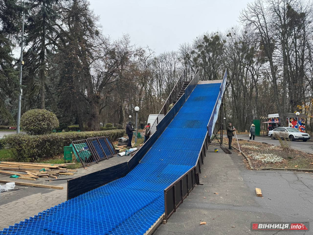 Тюбінг-гірку для поїздок з «вітерцем» встановлюють у центральному парку Вінниці - фото 5
