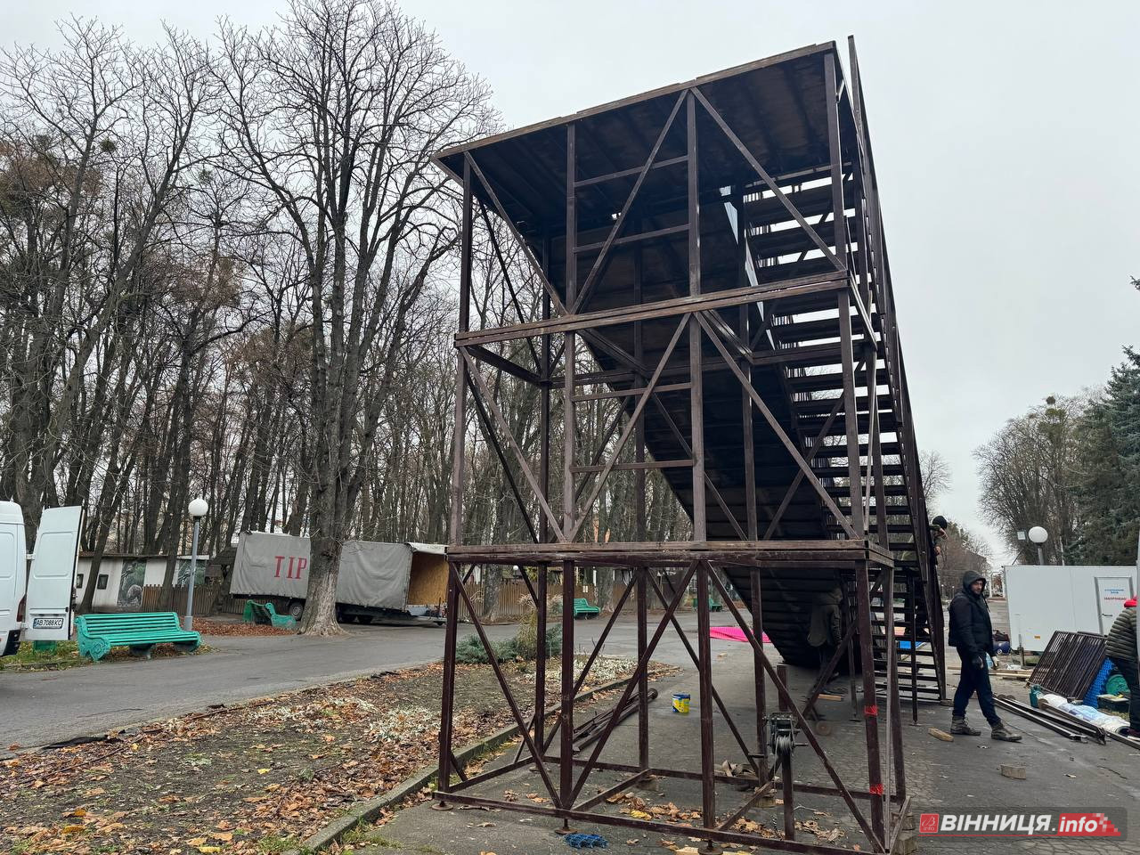 Тюбінг-гірку для поїздок з «вітерцем» встановлюють у центральному парку Вінниці - фото 12