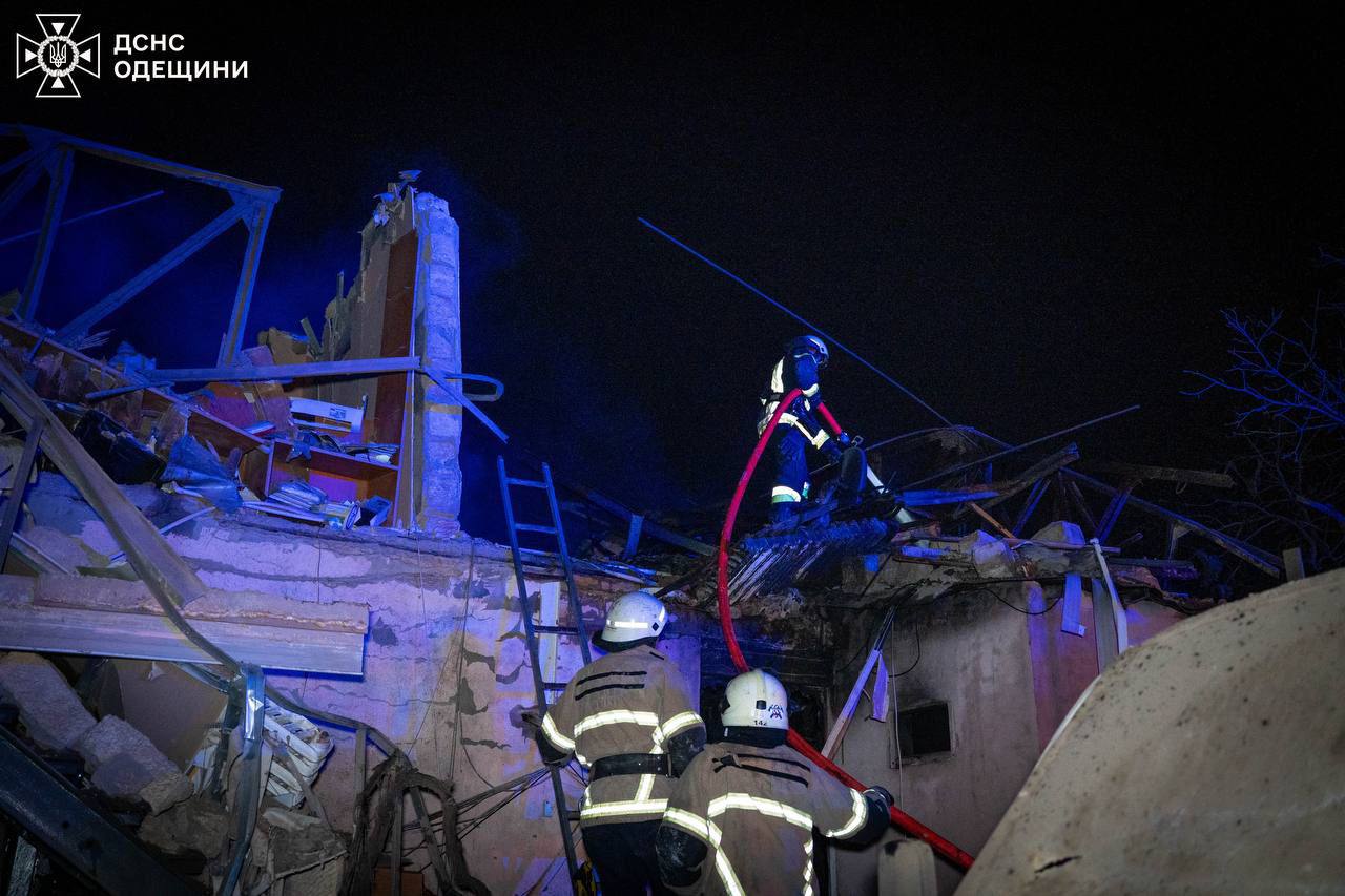 Внаслідок обстрілу Одеси 5 постраждалих, зруйнований будинок, СТО - фото 2