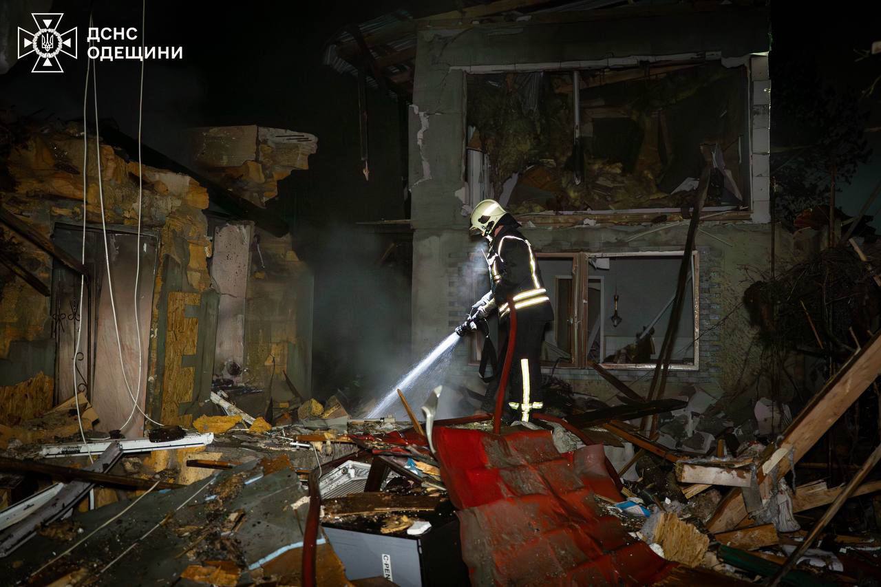 Внаслідок обстрілу Одеси 5 постраждалих, зруйнований будинок, СТО - фото 3
