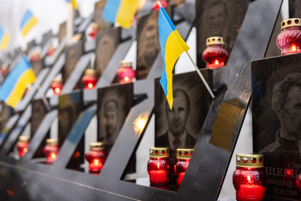 У День Гідності та Свободи Президент і перша леді вшанували пам'ять Героїв Небесної Сотні