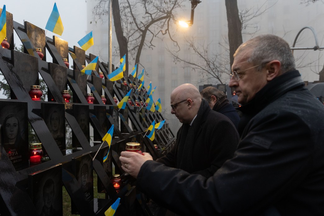 У День Гідності та Свободи Президент і перша леді вшанували пам'ять Героїв Небесної Сотні - фото 4