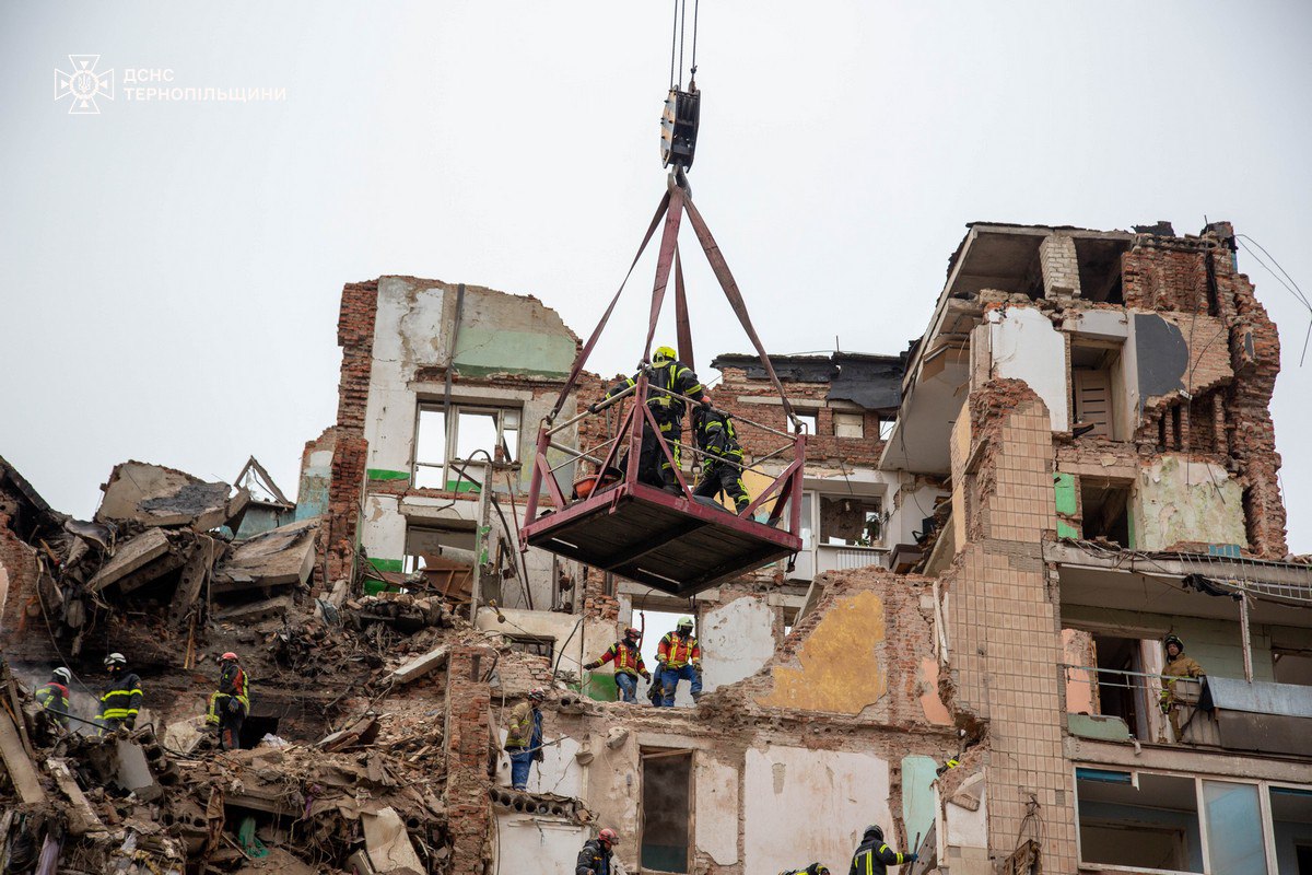У Тернополі з-під завалів дістали тіла 2 дітей і дорослого