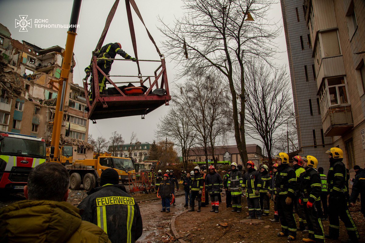 У Тернополі з-під завалів дістали тіла 2 дітей і дорослого - фото 2