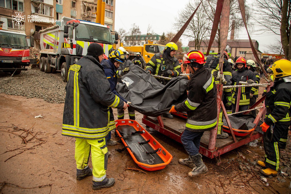 У Тернополі з-під завалів дістали тіла 2 дітей і дорослого - фото 3